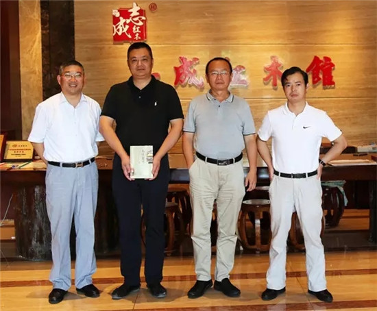 故宫博物院副研究员、明清宫廷家具专家周京南（右二）、新广作家具研究所主任袁进东（右）与志成红木董事长李正伦（左二），总经理汤朝阳（左）在志成红木馆合影留念