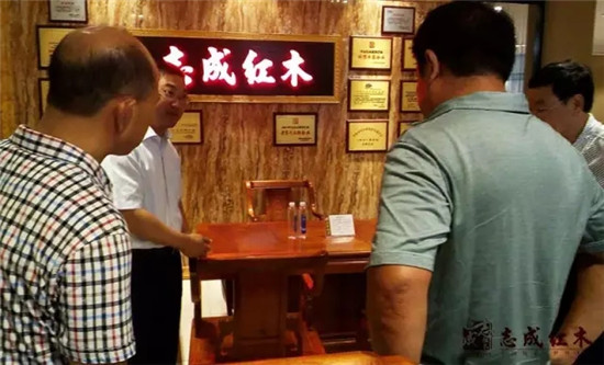 志成红木总经理汤朝阳为客户详细介绍产品特色