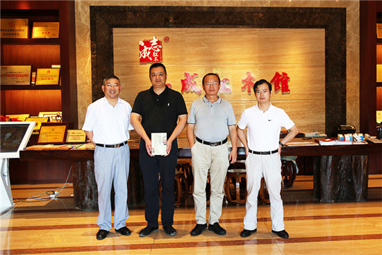 广东红木中山红木大涌红木故宫博物院副研究员、明清宫廷家具专家周京南（右二）莅临志成红木参观指导
