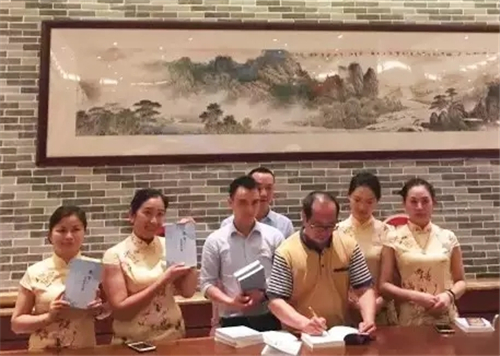 大涌红木品牌志成红木销售人员与丁声扬老师合影留念