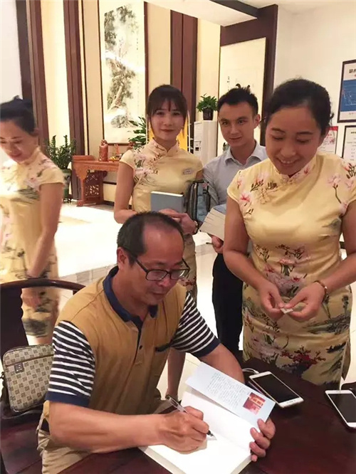 大涌红木品牌志成红木文化顾问丁声扬老师签赠《教育从叙事开始》一书