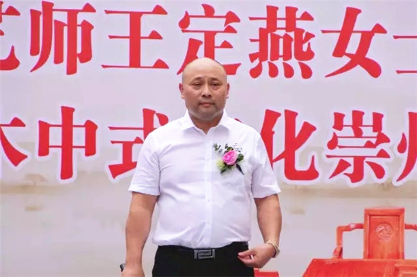 志成红木崇州直营店总经理胥兵先生宣布崇州直营店正式开业