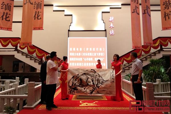 书画作品现场拍卖，为爱心帮扶活动捐赠爱心