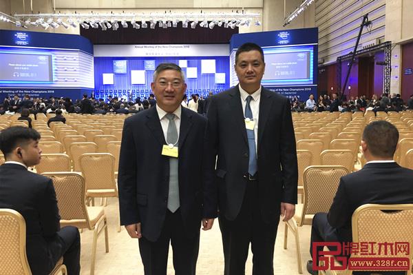 志成红木董事长李正伦（右）和志成红木总经理汤朝阳（左）在2018天津夏季达沃斯论坛主会场