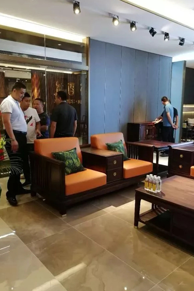 志成红木董事长-李正伦亲临旗舰店指导工作