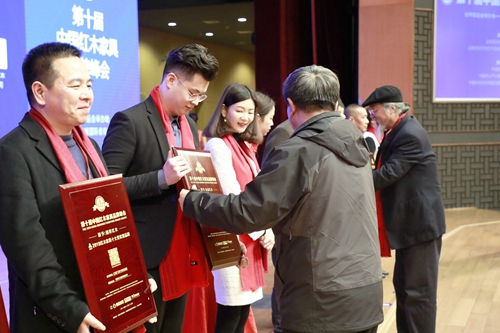 国家文物局原副局长张柏（右一）为志成红木（左二）颁发“2019红木家具十大受欢迎品牌”奖牌
