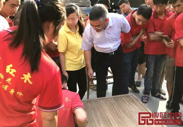 志成红木工厂全员参加质量管理会议，并现场轮流进行质检